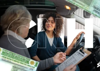 Imagem de uma pessoa recebendo sua CNH, com o texto ‘CNH’ destacado sobre a foto, simbolizando o processo de habilitação.