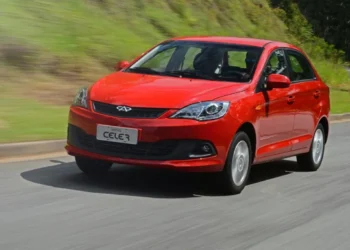 Carro chinês Chery Celer circulando na estrada, com design moderno e preço acessível.