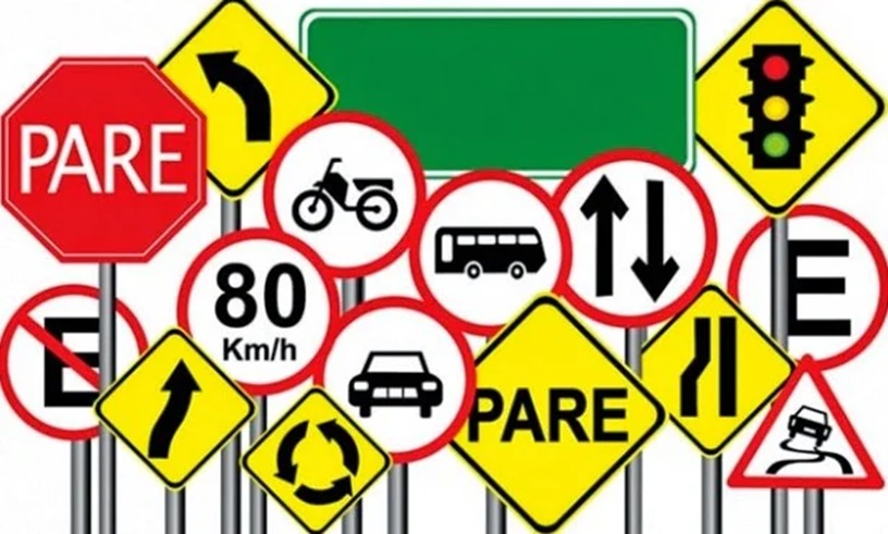 Conjunto colorido de placas de sinalização de trânsito variadas, incluindo sinais de proibição, alerta e orientação, com símbolos diversos.