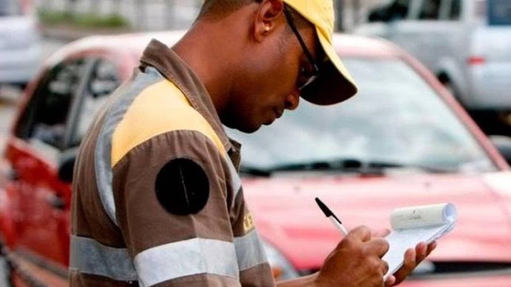 Agente de trânsito aplicando multa durante abordagem de veículo