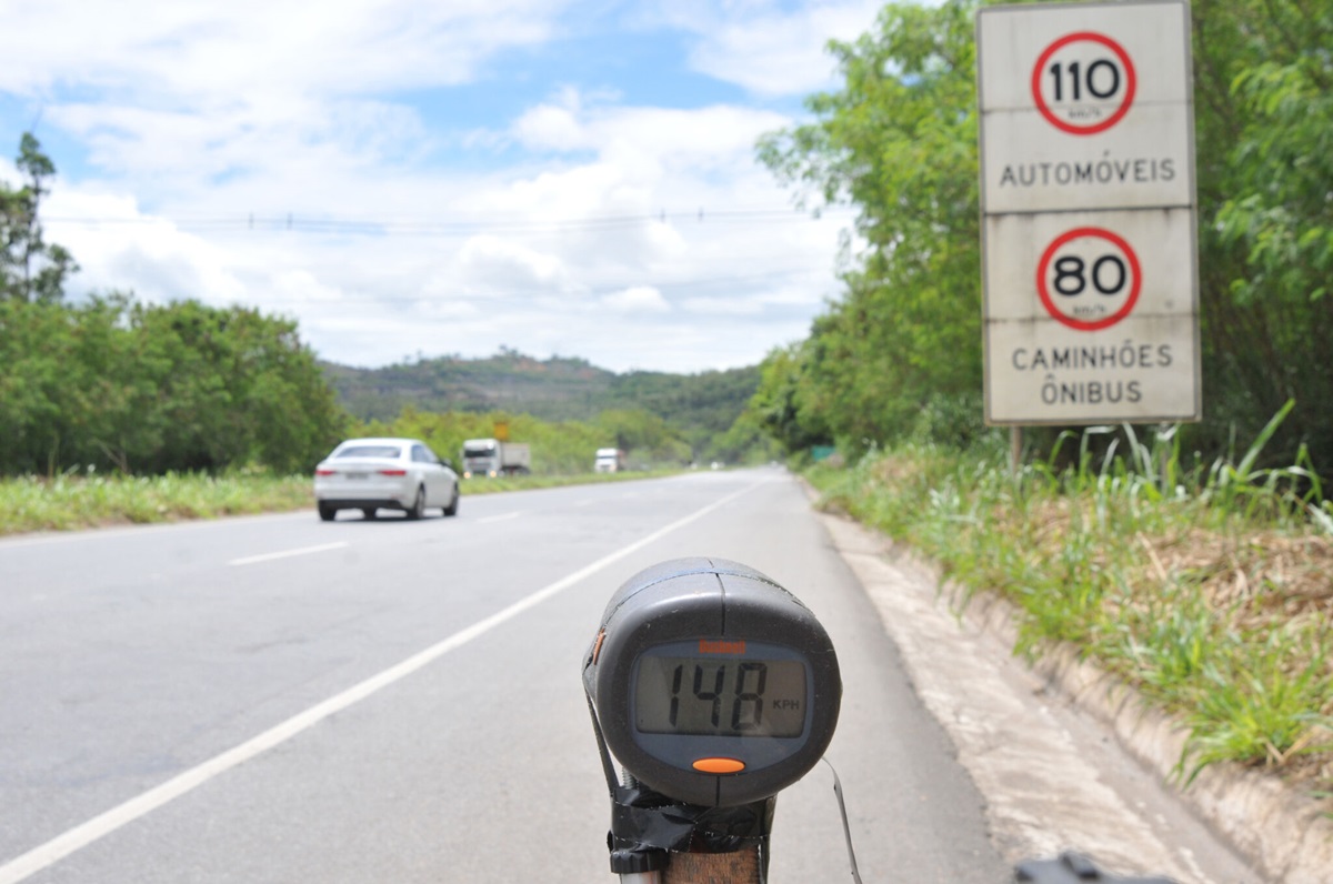 Radar portátil registra carro a 148 km/h em trecho com limite de 110 km/h