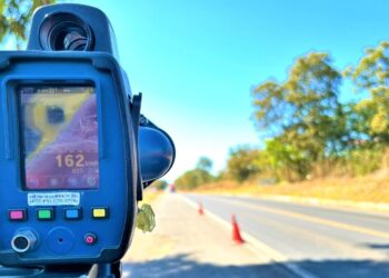 Radar flagra veículo a 162 km/h em rodovia durante fiscalização de infrações.