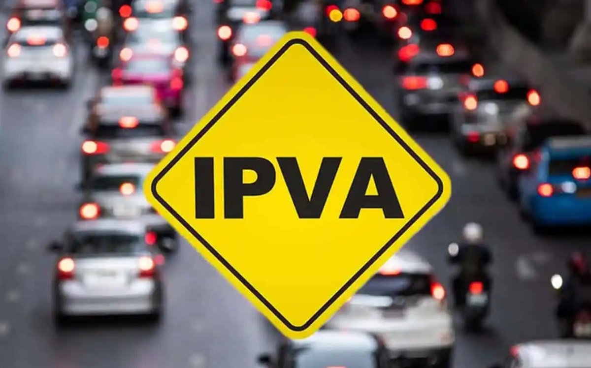 Sinal de trânsito amarelo alertando sobre IPVA em meio ao tráfego de veículos.