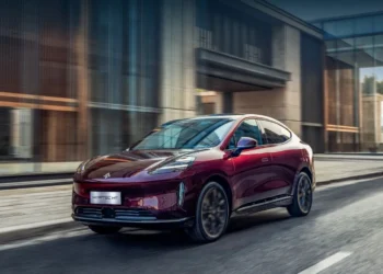 SUV chinês Hyptec HT em movimento nas ruas de uma cidade moderna, destaque para o design e performance.