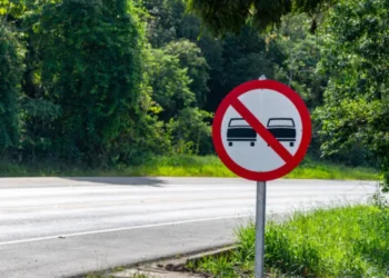 Sinalização de trânsito indicando proibição de ultrapassagens em trecho perigoso, como curvas com baixa visibilidade.