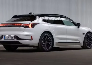 Carro elétrico Zeekr visto pela traseira em ambiente industrial