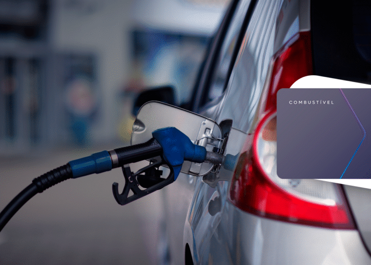 Cartão combustível BanriCard sendo mostrado ao lado de um carro abastecendo.