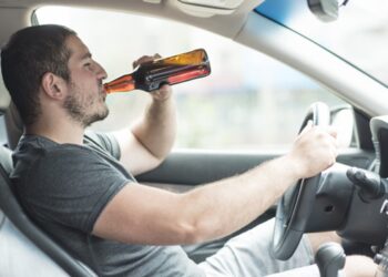 Flagra ao dirigir embriagado, homem bebe cerveja dentro do carro