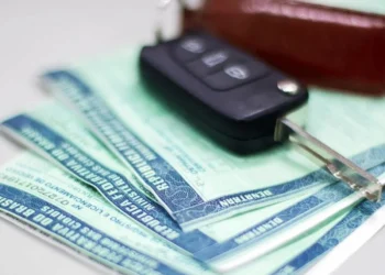 Imagem de documentos de pagamento de IPVA com chave de carro, destacando o imposto sobre veículos.