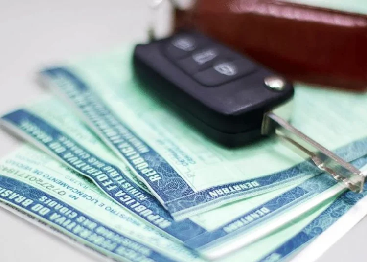 Imagem de documentos de pagamento de IPVA com chave de carro, destacando o imposto sobre veículos.