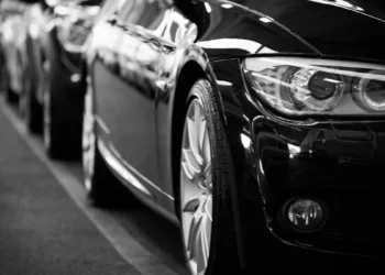 Foto de veículos alinhados, representando a importância do IPVA para regularização e legalidade dos carros.