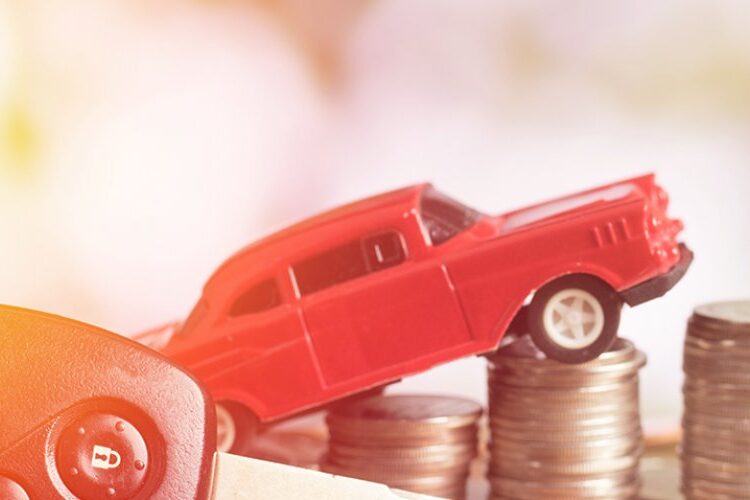 Imagem mostrando um carro em miniatura sobre pilhas de moedas, representando o uso do FGTS para comprar um veículo.