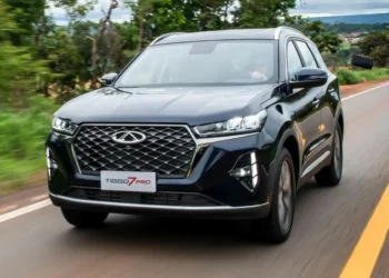 SUV Tiggo 7 da Chery em movimento nas estradas brasileiras, destacando-se no mercado de carros chineses.