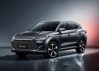 Carro BYD Song Plus, um dos novos modelos híbridos que serão fabricados no Brasil pela BYD até 2026, com design moderno e eficiente.