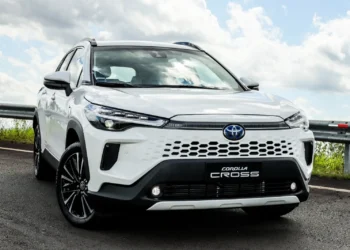 Toyota Corolla Cross SUV branco 2025