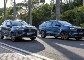 Fiat Pulse e Fiat Fastback 2025, modelos híbridos na frente de uma estrada