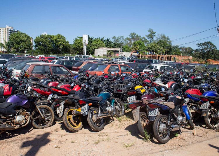 Leilão de veículos e motos recolhidos por infração, com destaque para um Volkswagen Gol 1986 e motos a partir de R$ 1.200.