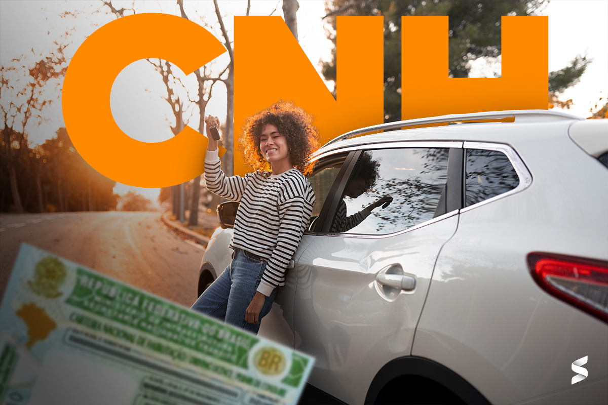 Mulher feliz, encostada em um carro, segurando as chaves, com a CNH em primeiro plano.
