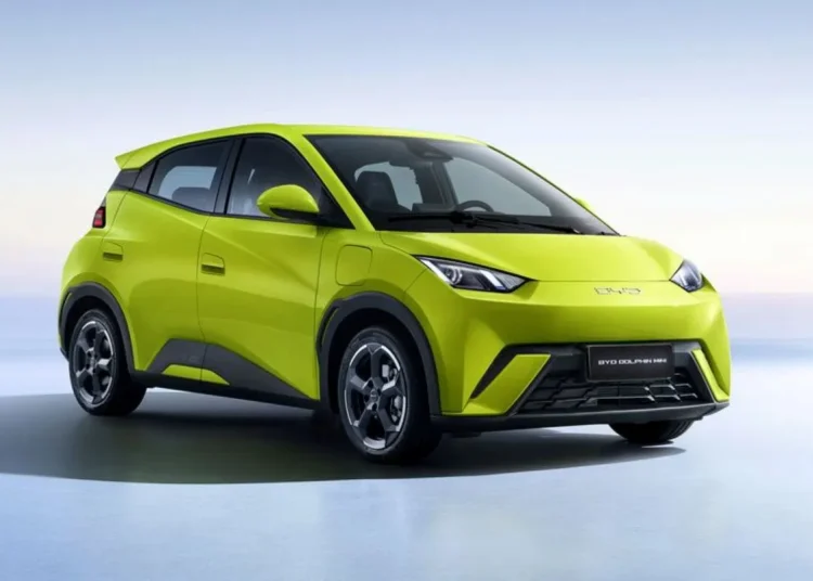 Carro elétrico BYD Dolphin Mini, representando o crescimento das vendas de carros chineses no Brasil.
