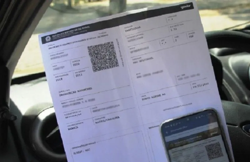 Exemplo de CRLV digital em um celular, representando a versão eletrônica do documento.