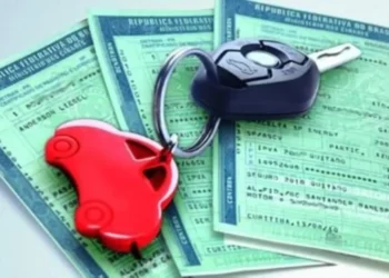 Imagem de documentos CRV e CRLV com chave de carro, representando a diferença entre CRV e CRLV