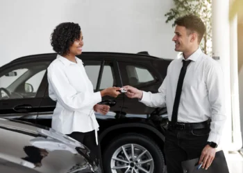 Mulher recebendo as chaves do seu carro em uma negociação digital de transferência de veículo