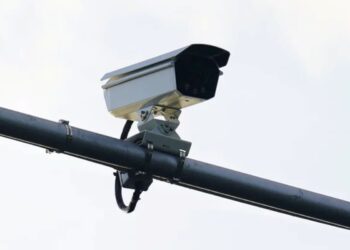 Câmera de monitoramento de trânsito em rua vazia, refletindo a ausência de radares de velocidade.