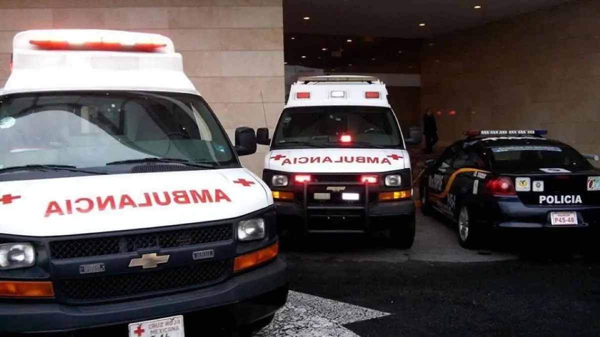 Veículos de emergência, como ambulâncias e viaturas policiais, seguindo regras do Código de Trânsito Brasileiro sobre prioridade de passagem.