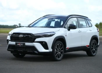 Toyota Corolla Cross GR Sport SUV com design esportivo, foco no lado perigoso dos carros populares no Brasil.