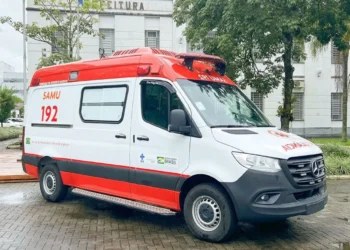 Ambulância do SAMU 192 pronta para atendimento, com destaque para o sistema de acionamento via aplicativo