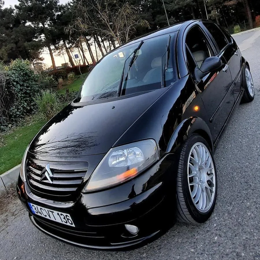Citroën preta com rodas esportivas, modelo que pode ser proibido pelo Uber em 2026 devido às novas regras de aceitação para as categorias Black e Comfort.