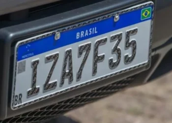 Imagem de placa de veículo com o tema 'Como descobrir o Renavam pela placa grátis e online