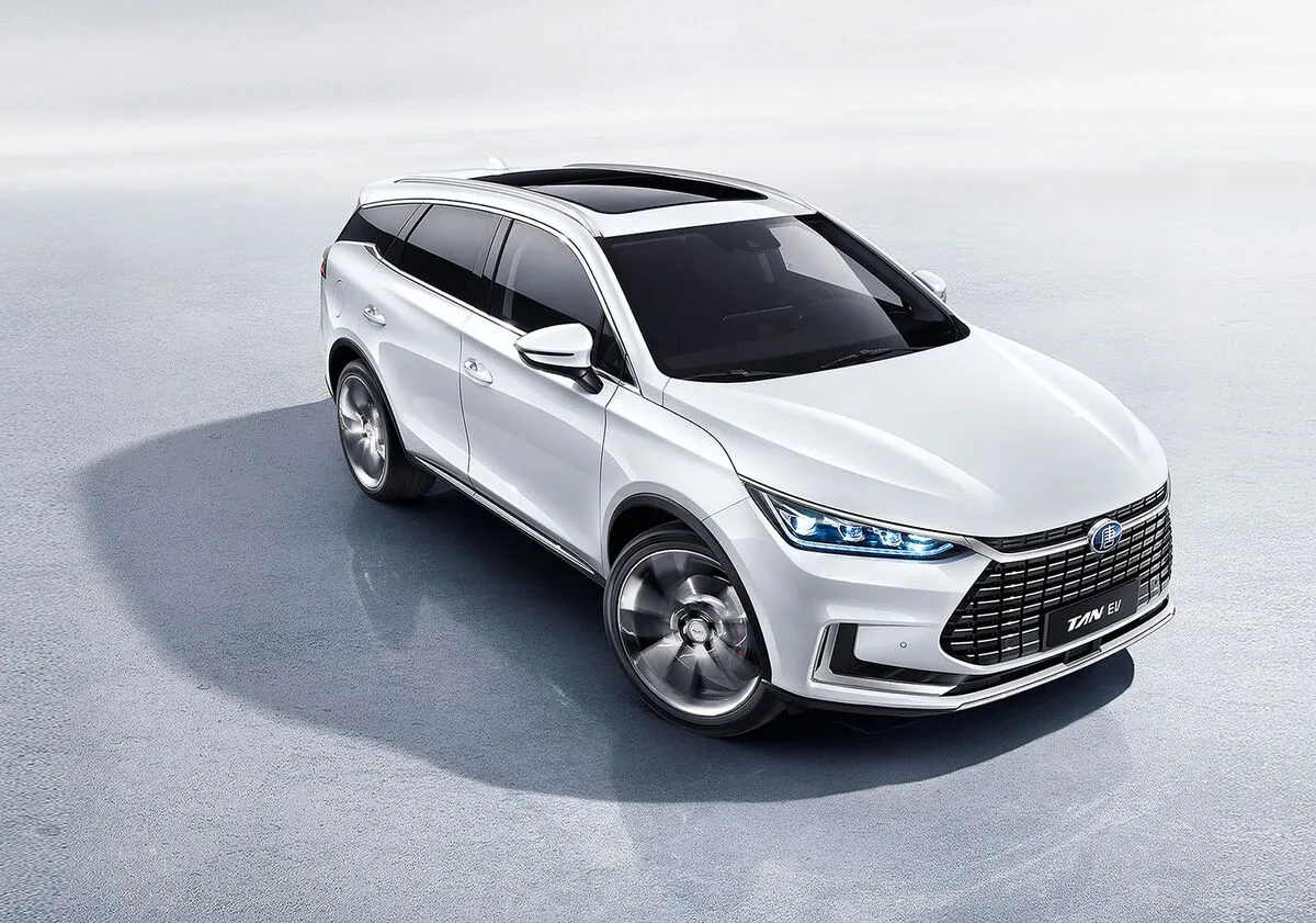 SUV moderno e elegante, com destaque para o design futurista e rodas imponentes, símbolo da popularidade crescente dos SUVs no Brasil em 2024