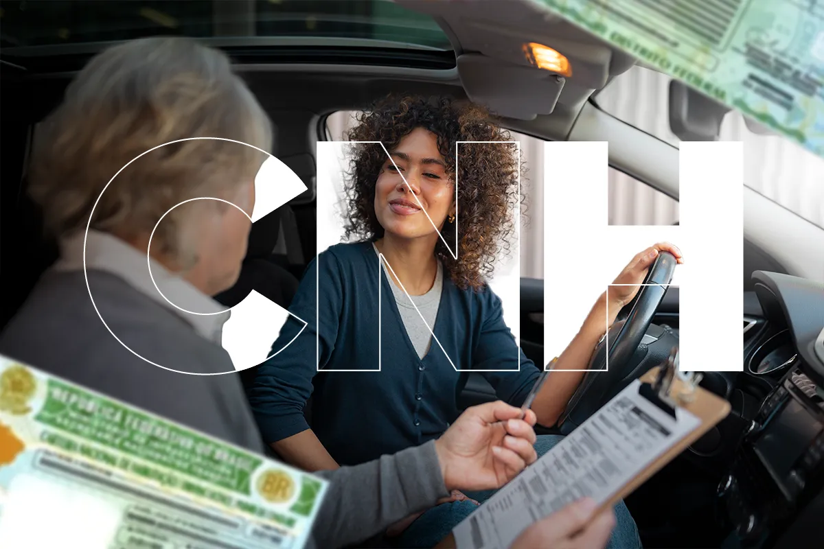 Instrutor avaliando jovem motorista dirigindo carro durante aula prática CNH