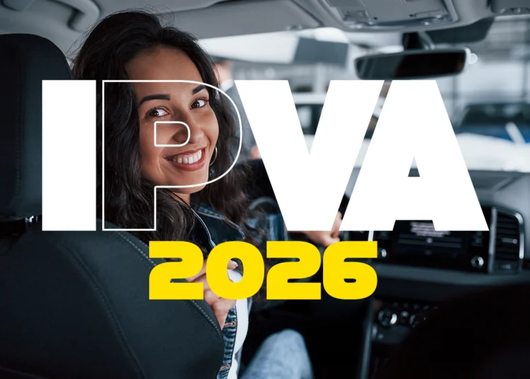 Mulher sorrindo dentro de um carro representando planejamento financeiro para o IPVA 2026.