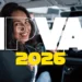 Mulher sorrindo dentro de um carro representando planejamento financeiro para o IPVA 2026.