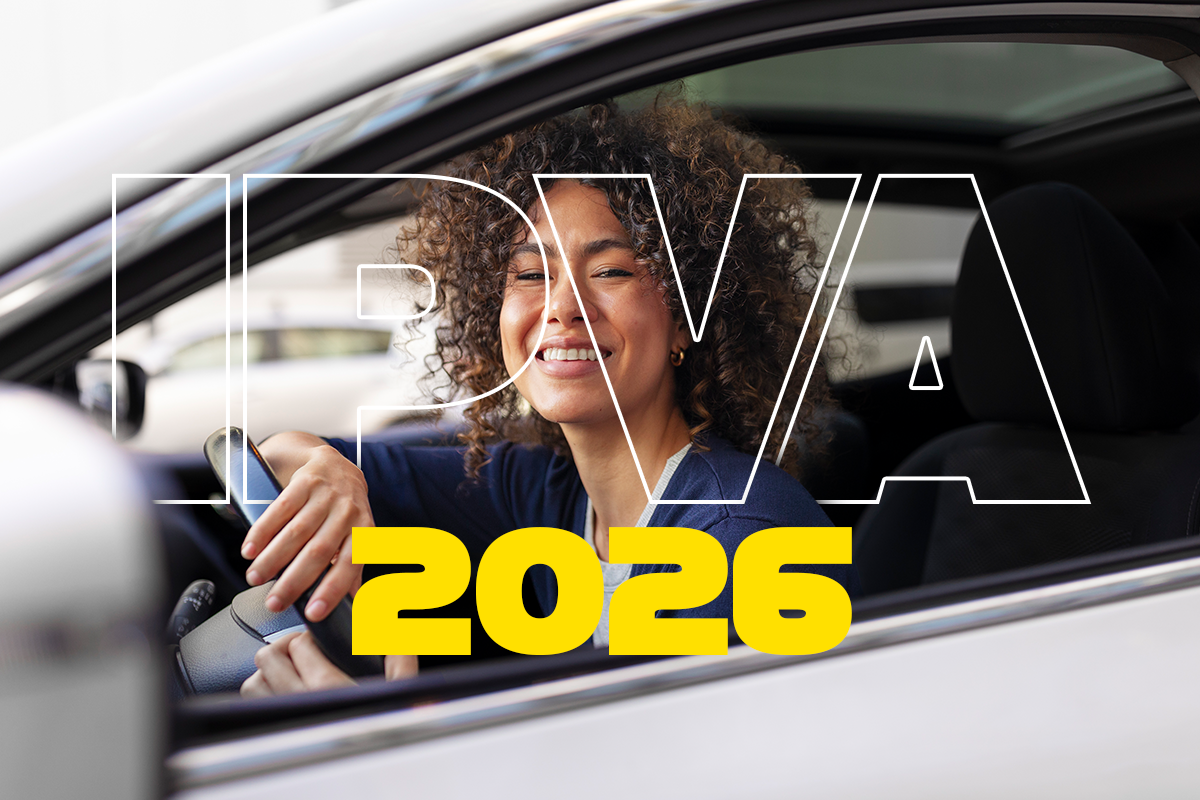 Mulher sorridente dirigindo carro branco com texto IPVA 2026 em destaque
