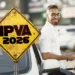 Homem sorridente encostado em carro branco ao lado de placa amarela com texto IPVA 2026