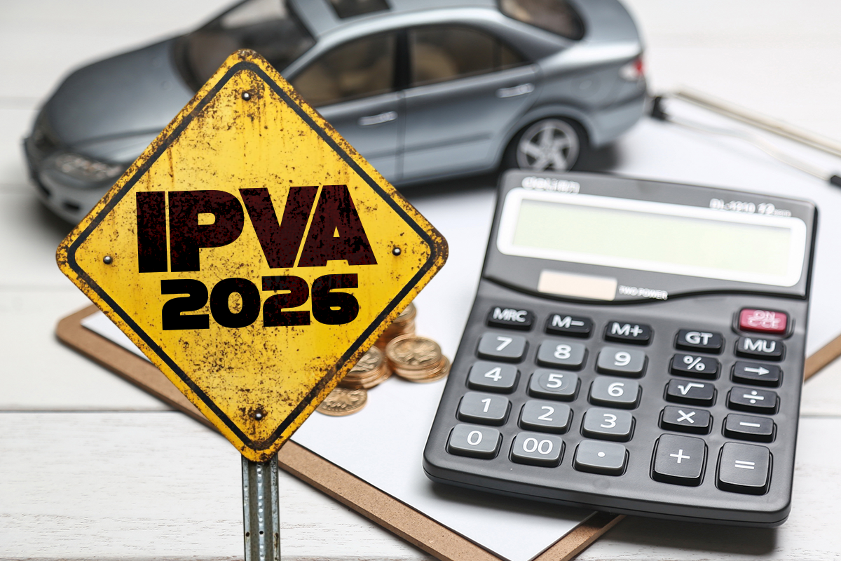 Placa amarela com texto IPVA 2026, calculadora, moedas e miniatura de carro prata sobre mesa branca