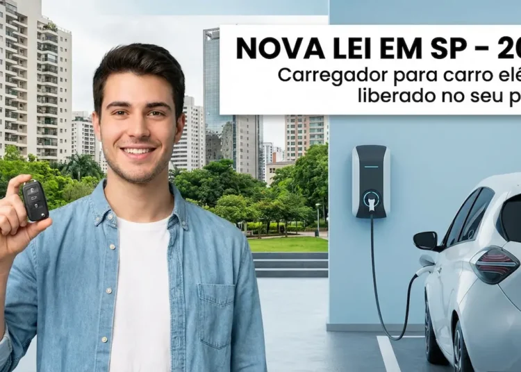 Homem sorrindo exibe chave de carro em frente a condomínio com carregador de veículo elétrico ao fundo.
