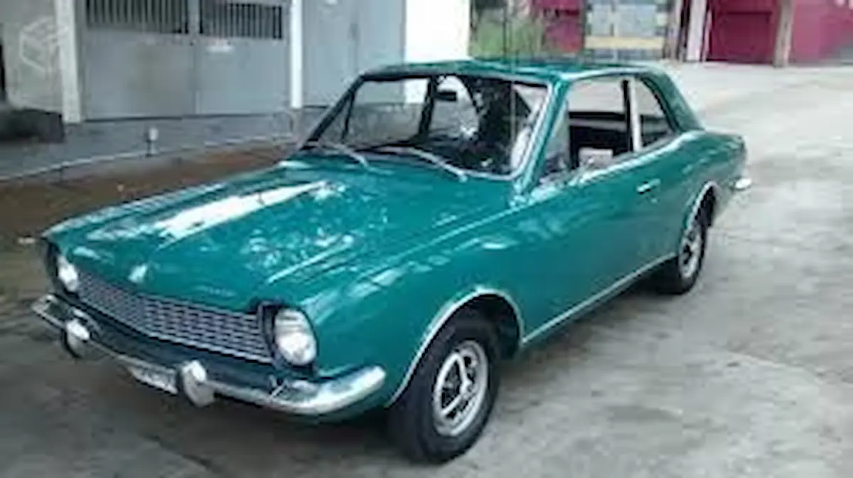 Ford Corcel verde estacionado em garagem aberta durante o dia.