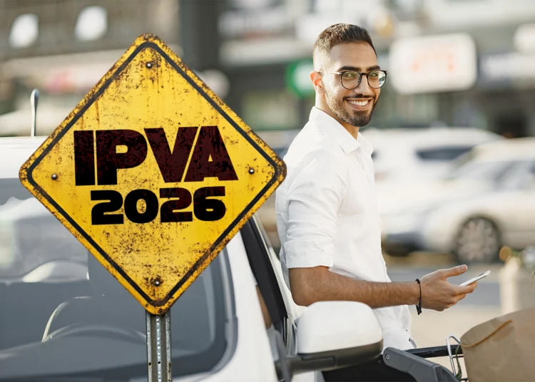 Homem sorrindo ao lado de carro branco e placa amarela com inscrição IPVA 2026.