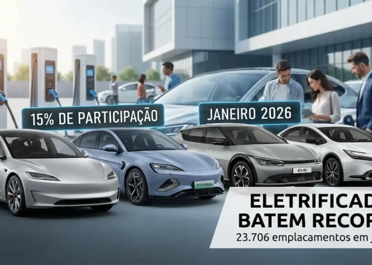 Quatro carros elétricos e híbridos estacionados com pessoas conversando e postos de recarga ao fundo.