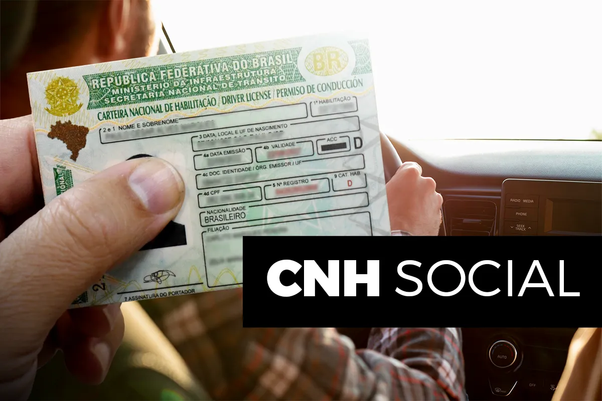 Pessoa segurando CNH do Brasil ao volante de carro com destaque para CNH Social