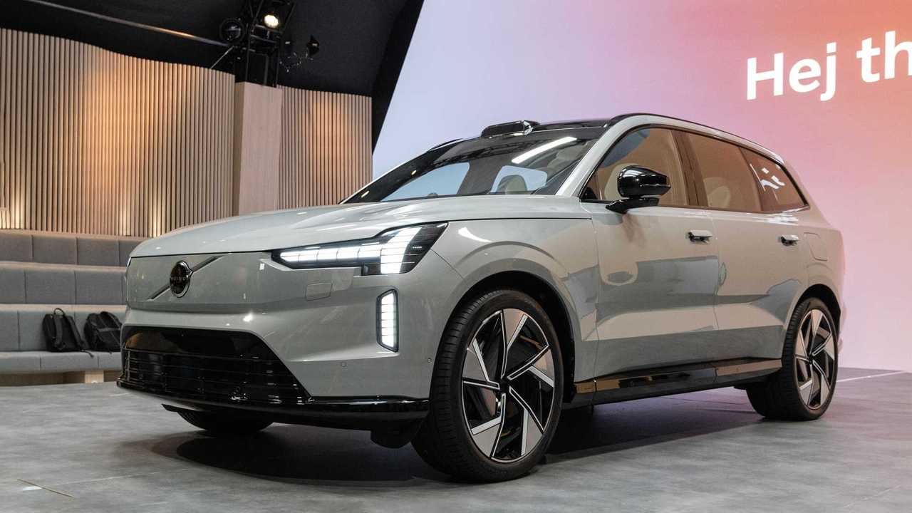 SUV elétrico de grande porte estacionado em ambiente fechado durante evento automotivo