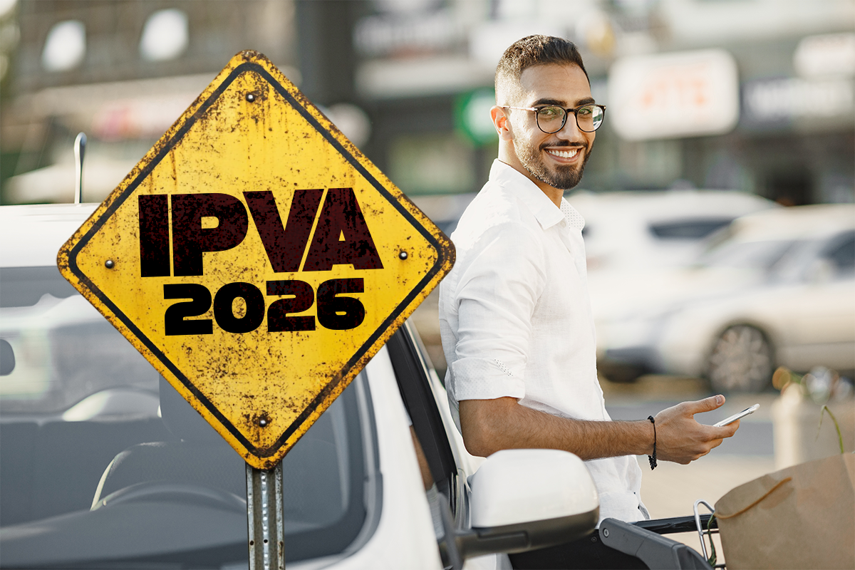 Homem sorrindo ao lado de carro branco e placa amarela com IPVA 2026 em destaque