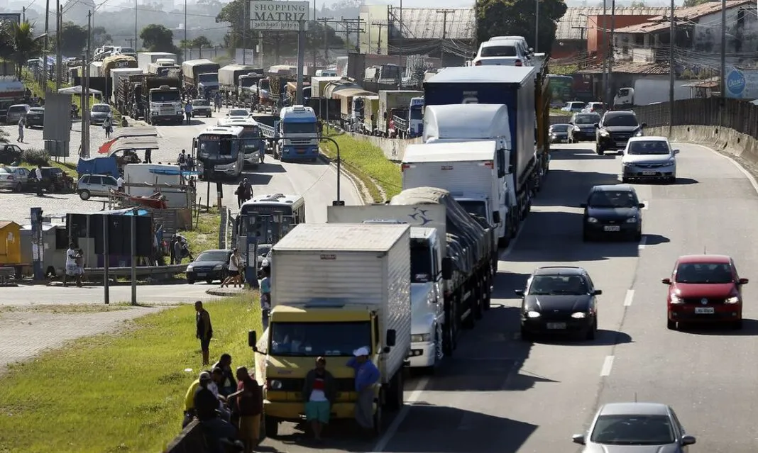 Filas de caminhões bloqueando estrada com motoristas em protesto