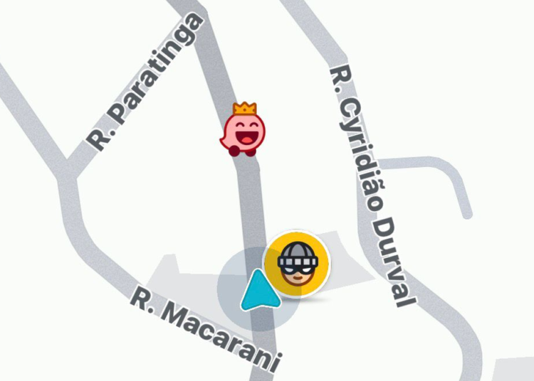 Mapa do aplicativo Waze mostrando alerta de ocorrência na Rua Macarani