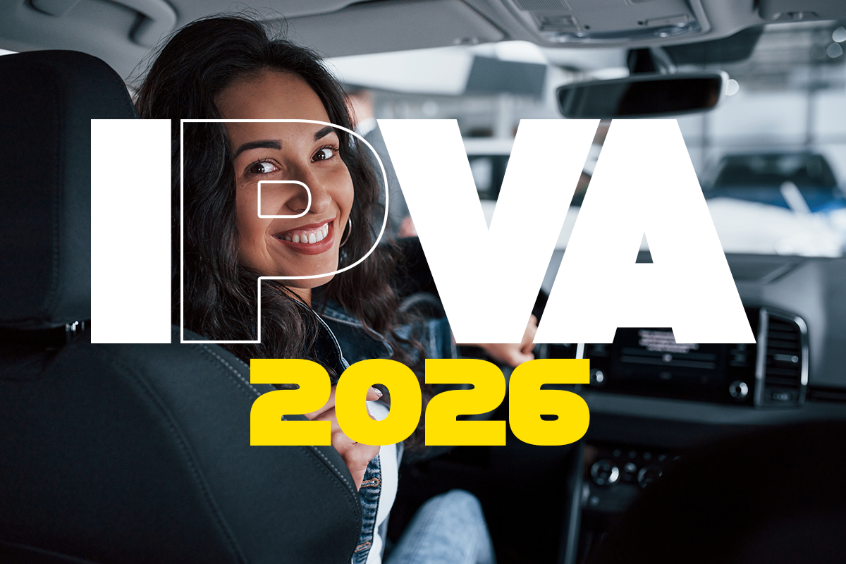 Mulher sorrindo sentada no banco do motorista com texto IPVA 2026 em destaque