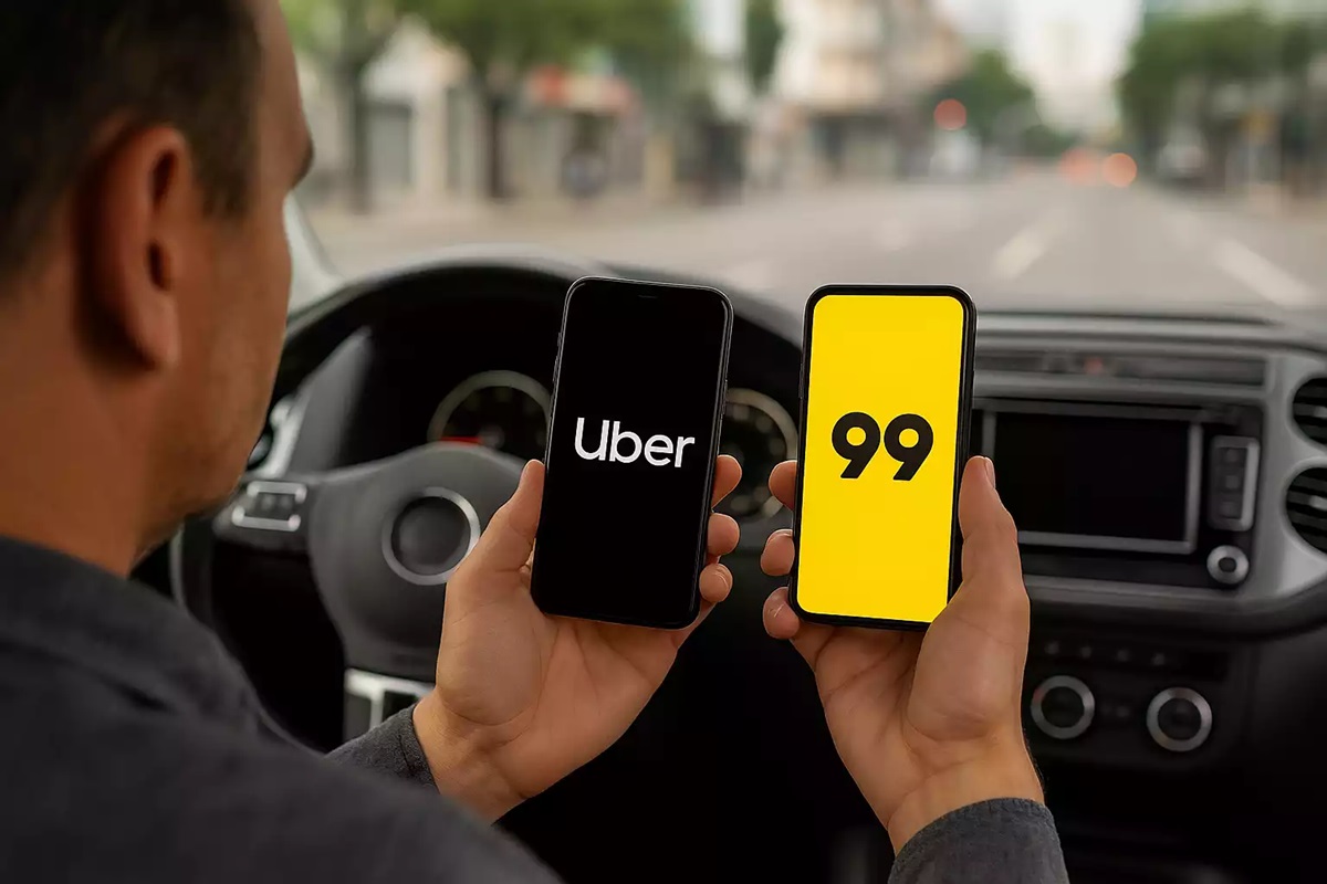 Motorista segura celulares com aplicativos Uber e 99 dentro do carro
